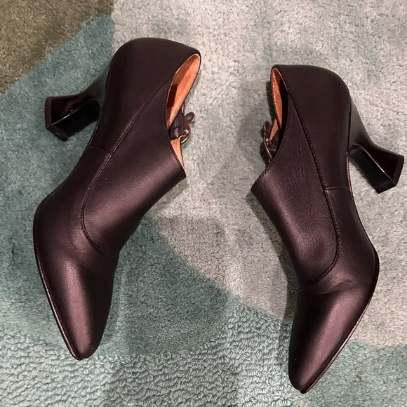 Fluevog LIKE NEW Poser Darla black asymmetrical buckle heel w/ side cutout - 8 - Picture 8 of 16